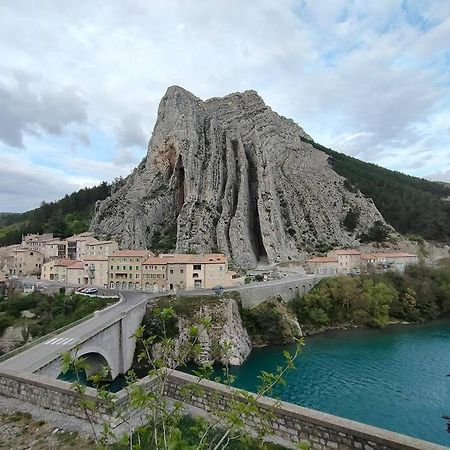 Appartement Au Coeur Du Village Sisteron Extérieur photo